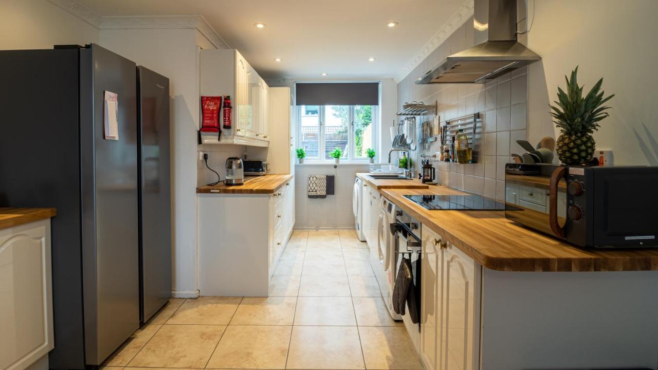 Casa de Férias Bridge 3 Bedroom House With Reception Room, Office And Private Garden Londres