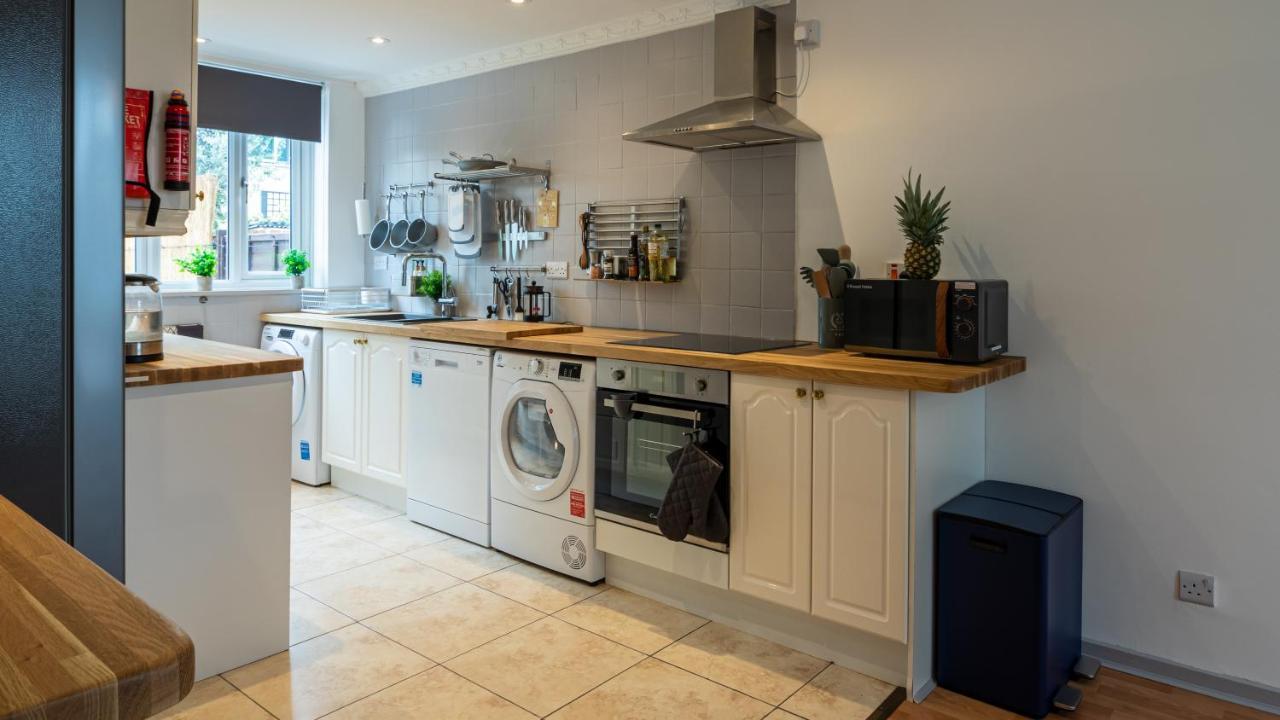 Casa de Férias Bridge 3 Bedroom House With Reception Room, Office And Private Garden Londres